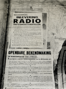 97799 Afbeelding van de bekendmakingen met de tekst 'inlevering/ radio/ ontvangsttoestellen/ ...' en 'de burgemeester ...